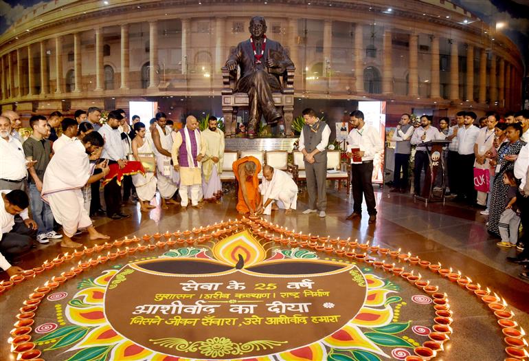 केंद्रीय सामाजिक न्याय एवं अधिकारिता मंत्री डॉ. वीरेंद्र कुमार 17 सितंबर, 2026 को नई दिल्ली में 'सेवा संकल्प अभियान' के तहत 'आशीर्वाद का दीया' कार्यक्रम के दौरान दीया जलाते हुए।