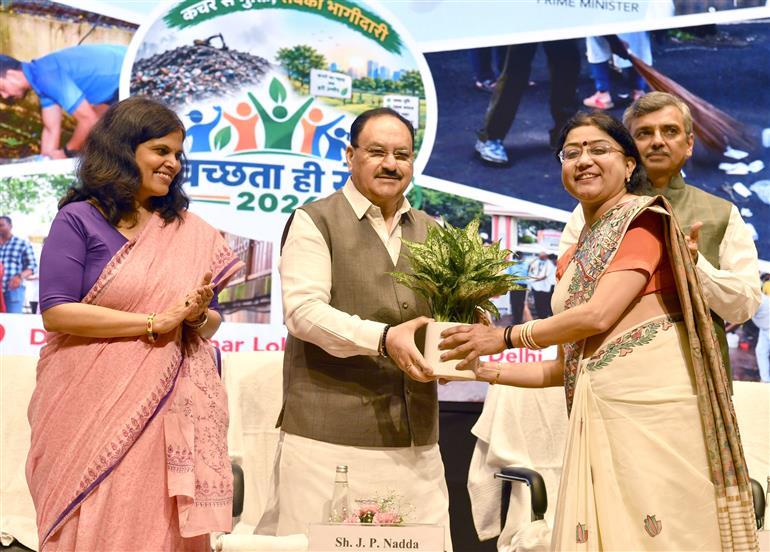 केंद्रीय स्वास्थ्य एवं परिवार कल्याण तथा रसायन एवं उर्वरक मंत्री श्री जगत प्रकाश नड्डा 17 सितंबर, 2026 को नई दिल्ली स्थित राम मनोहर लोहिया अस्पताल में विश्व रोगी सुरक्षा दिवस - 2026 के अवसर पर 'क्वालिटी एंड सेफ्टी हैंडबुक: ए गाइड टू पॉलिसीज, प्रोटोकॉल्स एंड पेशेंट सेफ्टी' के विमोचन कार्यक्रम में शामिल हुए।
