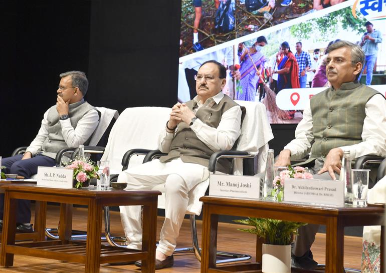 केंद्रीय स्वास्थ्य एवं परिवार कल्याण तथा रसायन एवं उर्वरक मंत्री श्री जगत प्रकाश नड्डा 17 सितंबर, 2026 को नई दिल्ली स्थित राम मनोहर लोहिया अस्पताल में विश्व रोगी सुरक्षा दिवस - 2026 के अवसर पर 'क्वालिटी एंड सेफ्टी हैंडबुक: ए गाइड टू पॉलिसीज, प्रोटोकॉल्स एंड पेशेंट सेफ्टी' के विमोचन कार्यक्रम में शामिल हुए।
