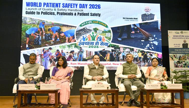 केंद्रीय स्वास्थ्य एवं परिवार कल्याण तथा रसायन एवं उर्वरक मंत्री श्री जगत प्रकाश नड्डा 17 सितंबर, 2026 को नई दिल्ली स्थित राम मनोहर लोहिया अस्पताल में विश्व रोगी सुरक्षा दिवस - 2026 के अवसर पर 'क्वालिटी एंड सेफ्टी हैंडबुक: ए गाइड टू पॉलिसीज, प्रोटोकॉल्स एंड पेशेंट सेफ्टी' के विमोचन कार्यक्रम में शामिल हुए।
