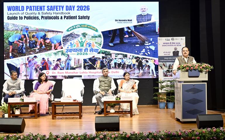 केंद्रीय स्वास्थ्य एवं परिवार कल्याण तथा रसायन एवं उर्वरक मंत्री श्री जगत प्रकाश नड्डा 17 सितंबर, 2026 को नई दिल्ली स्थित राम मनोहर लोहिया अस्पताल में विश्व रोगी सुरक्षा दिवस - 2026 के अवसर पर 'क्वालिटी एंड सेफ्टी हैंडबुक: ए गाइड टू पॉलिसीज, प्रोटोकॉल्स एंड पेशेंट सेफ्टी' के विमोचन कार्यक्रम में उपस्थित लोगों को संबोधित करते हुए।