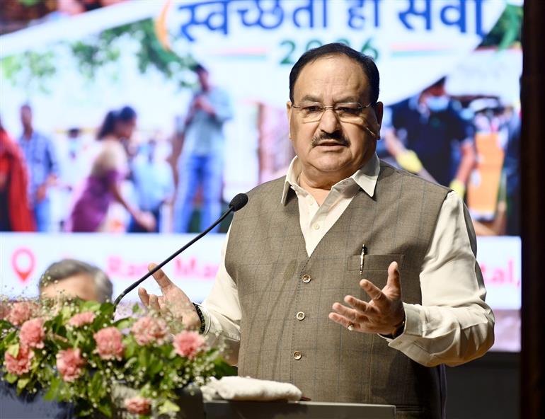 केंद्रीय स्वास्थ्य एवं परिवार कल्याण तथा रसायन एवं उर्वरक मंत्री श्री जगत प्रकाश नड्डा 17 सितंबर, 2026 को नई दिल्ली स्थित राम मनोहर लोहिया अस्पताल में विश्व रोगी सुरक्षा दिवस - 2026 के अवसर पर 'क्वालिटी एंड सेफ्टी हैंडबुक: ए गाइड टू पॉलिसीज, प्रोटोकॉल्स एंड पेशेंट सेफ्टी' के विमोचन कार्यक्रम में उपस्थित लोगों को संबोधित करते हुए।
