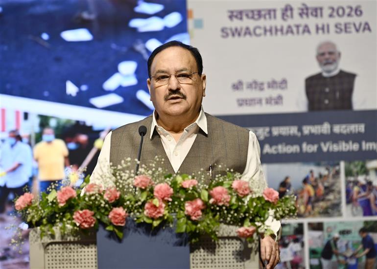 केंद्रीय स्वास्थ्य एवं परिवार कल्याण तथा रसायन एवं उर्वरक मंत्री श्री जगत प्रकाश नड्डा 17 सितंबर, 2026 को नई दिल्ली स्थित राम मनोहर लोहिया अस्पताल में विश्व रोगी सुरक्षा दिवस - 2026 के अवसर पर 'क्वालिटी एंड सेफ्टी हैंडबुक: ए गाइड टू पॉलिसीज, प्रोटोकॉल्स एंड पेशेंट सेफ्टी' के विमोचन कार्यक्रम में उपस्थित लोगों को संबोधित करते हुए।