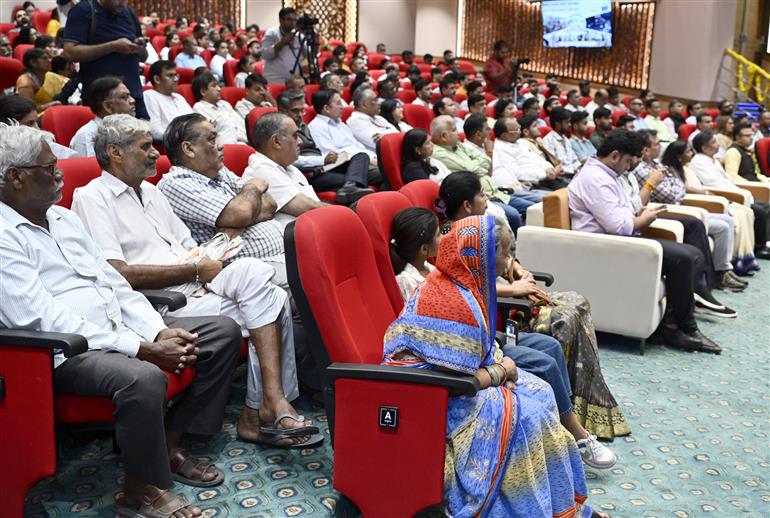 17 सितंबर, 2026 को नई दिल्ली स्थित राम मनोहर लोहिया अस्पताल में विश्व रोगी सुरक्षा दिवस - 2026 के अवसर पर 'क्वालिटी एंड सेफ्टी हैंडबुक: ए गाइड टू पॉलिसीज, प्रोटोकॉल्स एंड पेशेंट सेफ्टी' के विमोचन कार्यक्रम में उपस्थित लोग। इस अवसर पर केंद्रीय स्वास्थ्य एवं परिवार कल्याण तथा रसायन एवं उर्वरक मंत्री श्री जगत प्रकाश नड्डा संबोधित करते हुए।