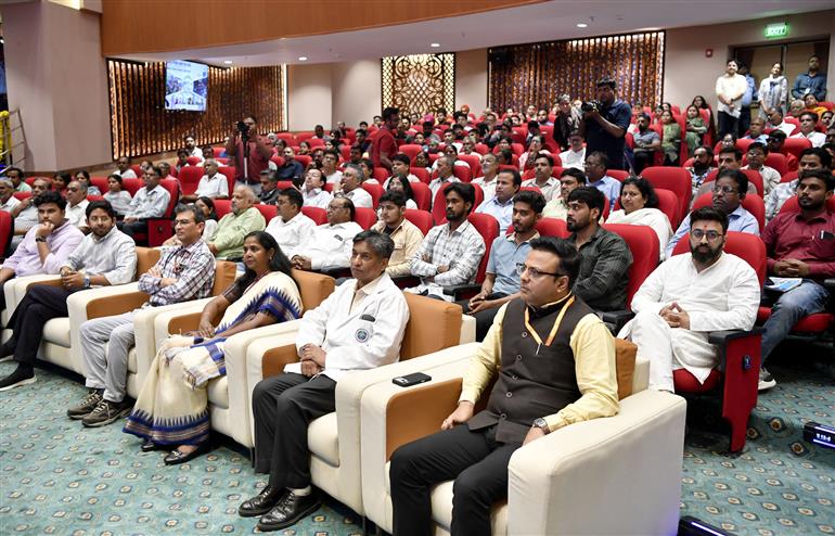 17 सितंबर, 2026 को नई दिल्ली स्थित राम मनोहर लोहिया अस्पताल में विश्व रोगी सुरक्षा दिवस - 2026 के अवसर पर 'क्वालिटी एंड सेफ्टी हैंडबुक: ए गाइड टू पॉलिसीज, प्रोटोकॉल्स एंड पेशेंट सेफ्टी' के विमोचन कार्यक्रम में उपस्थित लोग। इस अवसर पर केंद्रीय स्वास्थ्य एवं परिवार कल्याण तथा रसायन एवं उर्वरक मंत्री श्री जगत प्रकाश नड्डा संबोधित करते हुए।