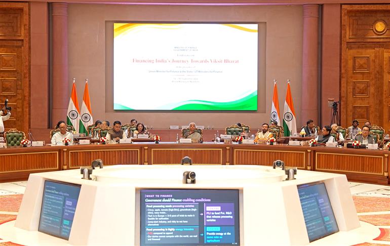 केंद्रीय वित्त और कॉर्पोरेट कार्य मंत्री श्रीमती निर्मला सीतारमण 19 सितंबर 2026 को नई दिल्ली स्थित भारत मंडपम में वित्त मंत्रालय द्वारा आयोजित "विकसित भारत की ओर भारत की यात्रा के लिए वित्तपोषण" विषय पर राज्यों और विधानमंडल वाले केंद्र शासित प्रदेशों के वित्त मंत्रियों और वित्त सचिवों के सम्मेलन में शामिल हुईं।
