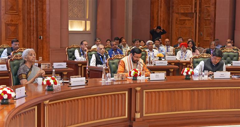 केंद्रीय वित्त और कॉर्पोरेट कार्य मंत्री श्रीमती निर्मला सीतारमण 19 सितंबर 2026 को नई दिल्ली स्थित भारत मंडपम में वित्त मंत्रालय द्वारा आयोजित "विकसित भारत की ओर भारत की यात्रा के लिए वित्तपोषण" विषय पर राज्यों और विधानमंडल वाले केंद्र शासित प्रदेशों के वित्त मंत्रियों और वित्त सचिवों के सम्मेलन में शामिल हुईं।
