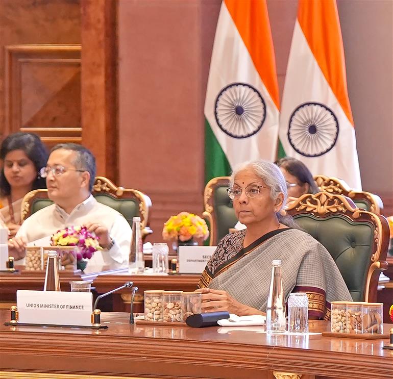 केंद्रीय वित्त और कॉर्पोरेट कार्य मंत्री श्रीमती निर्मला सीतारमण 19 सितंबर 2026 को नई दिल्ली स्थित भारत मंडपम में वित्त मंत्रालय द्वारा आयोजित "विकसित भारत की ओर भारत की यात्रा के लिए वित्तपोषण" विषय पर राज्यों और विधानमंडल वाले केंद्र शासित प्रदेशों के वित्त मंत्रियों और वित्त सचिवों के सम्मेलन में शामिल हुईं।