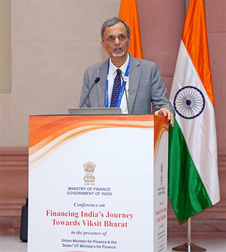 मुख्य आर्थिक सलाहकार डॉ. वी. अनंत नागेश्वरन 19 सितंबर 2026 को नई दिल्ली स्थित भारत मंडपम में वित्त मंत्रालय द्वारा आयोजित "विकसित भारत की ओर भारत की यात्रा के लिए वित्तपोषण" विषय पर राज्यों और विधानमंडल वाले केंद्र शासित प्रदेशों के वित्त मंत्रियों और वित्त सचिवों के सम्मेलन को संबोधित करते हुए।