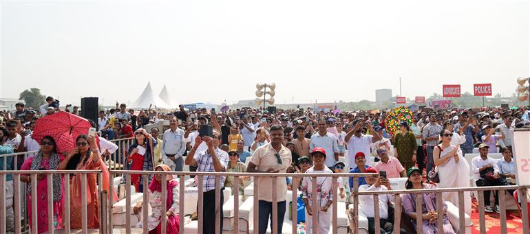 केंद्रीय रक्षा राज्य मंत्री श्री संजय सेठ ने 20 सितंबर, 2026 को मेरठ के आसमान में पहली बार भारतीय वायुसेना की सूर्यकिरण एरोबैटिक टीम के शानदार प्रदर्शन को देखा, जिसने दर्शकों को मंत्रमुग्ध कर दिया।