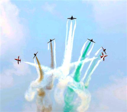 केंद्रीय रक्षा राज्य मंत्री श्री संजय सेठ ने 20 सितंबर, 2026 को मेरठ के आसमान में पहली बार भारतीय वायुसेना की सूर्यकिरण एरोबैटिक टीम के शानदार प्रदर्शन को देखा, जिसने दर्शकों को मंत्रमुग्ध कर दिया।