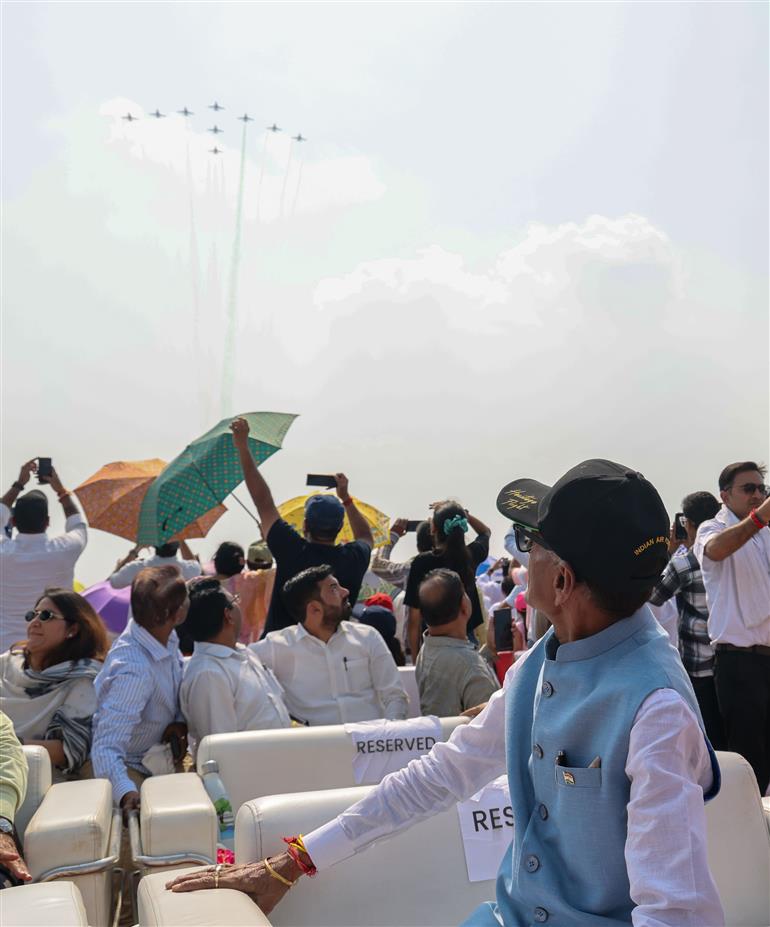 केंद्रीय रक्षा राज्य मंत्री श्री संजय सेठ ने 20 सितंबर, 2026 को मेरठ के आसमान में पहली बार भारतीय वायुसेना की सूर्यकिरण एरोबैटिक टीम के शानदार प्रदर्शन को देखा, जिसने दर्शकों को मंत्रमुग्ध कर दिया।