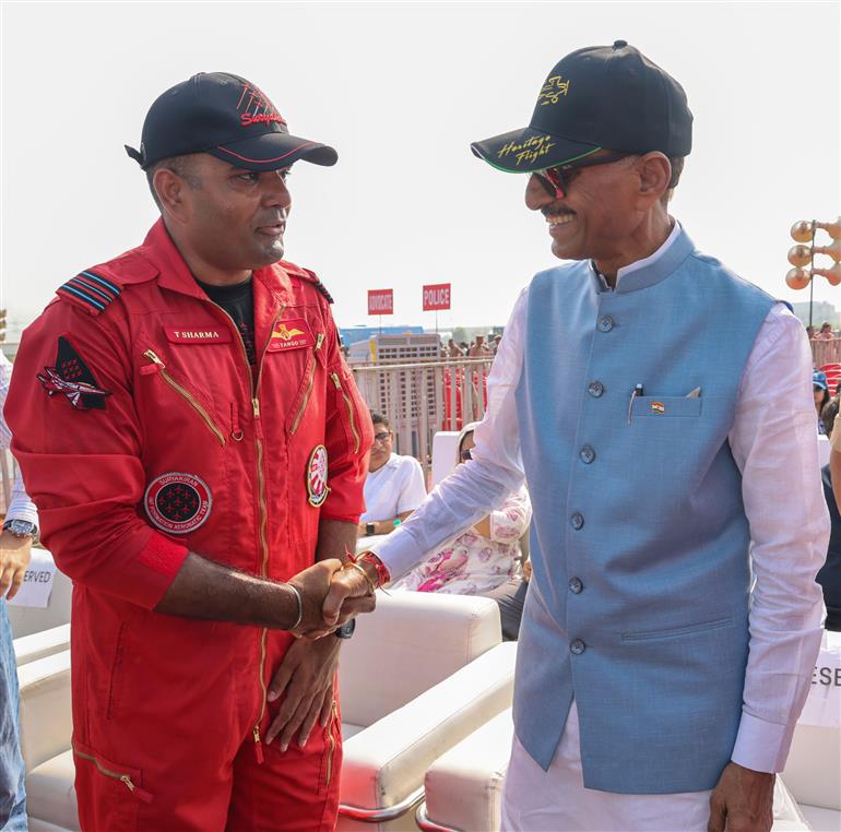 केंद्रीय रक्षा राज्य मंत्री श्री संजय सेठ ने 20 सितंबर, 2026 को मेरठ के आसमान में पहली बार भारतीय वायुसेना की सूर्यकिरण एरोबैटिक टीम के शानदार प्रदर्शन को देखा, जिसने दर्शकों को मंत्रमुग्ध कर दिया।