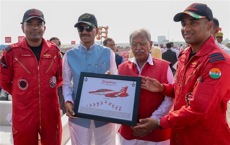 केंद्रीय रक्षा राज्य मंत्री श्री संजय सेठ ने 20 सितंबर, 2026 को मेरठ के आसमान में पहली बार भारतीय वायुसेना की सूर्यकिरण एरोबैटिक टीम के शानदार प्रदर्शन को देखा, जिसने दर्शकों को मंत्रमुग्ध कर दिया।