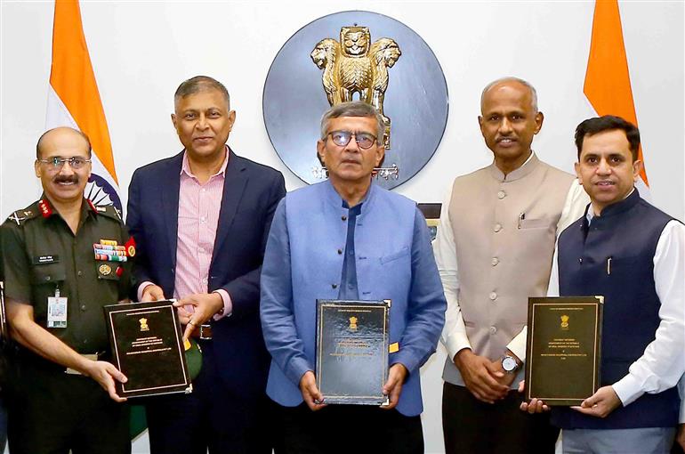 रक्षा मंत्रालय ने 21 सितंबर, 2026 को नई दिल्ली में रक्षा सचिव श्री राजेश कुमार सिंह की उपस्थिति में टी-72 और टी-90 टैंकों के लिए ऑक्सिलरी पावर यूनिट खरीदने के लिए एक्यूरेट इंडस्ट्रियल कंट्रोल्स प्राइवेट लिमिटेड के साथ एक अनुबंध पर हस्ताक्षर किए हैं।