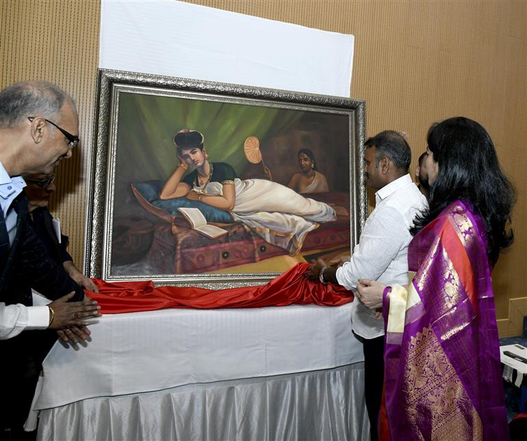 केंद्रीय सूचना एवं प्रसारण तथा संसदीय कार्य राज्य मंत्री डॉ. एल. मुरुगन 21 सितंबर 2026 को नई दिल्ली स्थित डॉ. अंबेडकर अंतर्राष्ट्रीय केंद्र में चित्रांजलि के 10 वर्ष पूरे होने और राजा रवि वर्मा की 120वीं पुण्यतिथि के उपलक्ष्य में मेघ मंडल संस्थान द्वारा आयोजित "राजा रवि वर्मा चित्रांजलि 2026" के उद्घाटन समारोह में शामिल हुए। इस दौरान पूर्व सीएजी श्री जी. सी. मुर्मू भी उपस्थित हैं।
