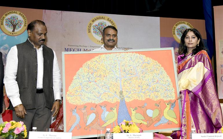 केंद्रीय सूचना एवं प्रसारण तथा संसदीय कार्य राज्य मंत्री डॉ. एल. मुरुगन 21 सितंबर 2026 को नई दिल्ली स्थित डॉ. अंबेडकर अंतर्राष्ट्रीय केंद्र में चित्रांजलि के 10 वर्ष पूरे होने और राजा रवि वर्मा की 120वीं पुण्यतिथि के उपलक्ष्य में मेघ मंडल संस्थान द्वारा आयोजित "राजा रवि वर्मा चित्रांजलि 2026" के उद्घाटन समारोह में शामिल हुए। इस दौरान पूर्व सीएजी श्री जी. सी. मुर्मू भी उपस्थित हैं।