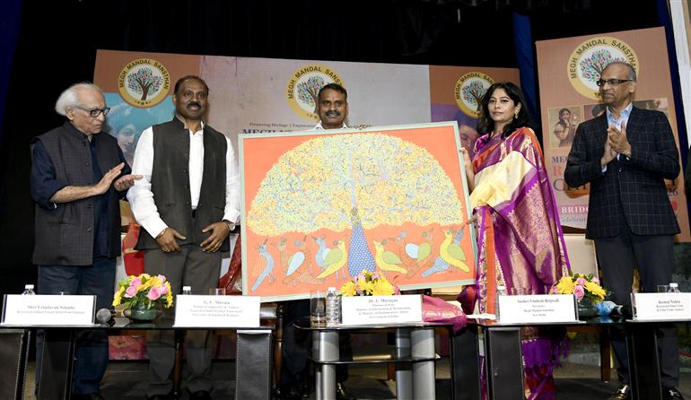 केंद्रीय सूचना एवं प्रसारण तथा संसदीय कार्य राज्य मंत्री डॉ. एल. मुरुगन 21 सितंबर 2026 को नई दिल्ली स्थित डॉ. अंबेडकर अंतर्राष्ट्रीय केंद्र में चित्रांजलि के 10 वर्ष पूरे होने और राजा रवि वर्मा की 120वीं पुण्यतिथि के उपलक्ष्य में मेघ मंडल संस्थान द्वारा आयोजित "राजा रवि वर्मा चित्रांजलि 2026" के उद्घाटन समारोह में शामिल हुए। इस दौरान पूर्व सीएजी श्री जी. सी. मुर्मू भी उपस्थित हैं।