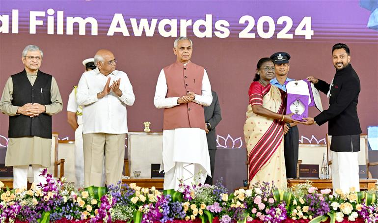 The President, Smt. Droupadi Murmu confers the award for “Best Choreography Stree 2 (Hindi)” Choreographer: Shri Vijay Ganguly Rajat at the 72nd National Film Awards ceremony at Ekta Nagar (Kevadia), in Gujarat on September 22, 2026.