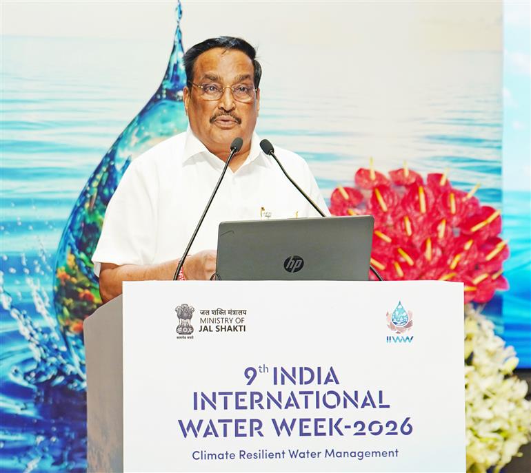 केंद्रीय जल शक्ति मंत्री श्री सी. आर. पाटिल 25 सितंबर, 2026 को नई दिल्ली स्थित भारत मंडपम में 9वें भारत अंतर्राष्ट्रीय जल सप्ताह - 2026 के समापन सत्र को संबोधित करते हुए।