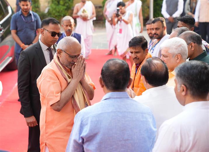 उपराष्ट्रपति श्री सी. पी. राधाकृष्णन ने 23 सितंबर, 2026 को नई दिल्ली में वेदव्यास गुरुकुलम् का दौरा किया और श्री पेजावर अधोक्षज मठ, उडुपी के श्री श्री विश्वप्रसन्न तीर्थ स्वामीजी से मुलाकात की।