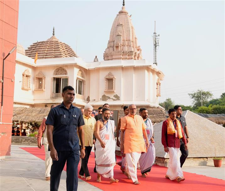 उपराष्ट्रपति श्री सी. पी. राधाकृष्णन ने 23 सितंबर, 2026 को नई दिल्ली में वेदव्यास गुरुकुलम् का दौरा किया और श्री पेजावर अधोक्षज मठ, उडुपी के श्री श्री विश्वप्रसन्न तीर्थ स्वामीजी से मुलाकात की।