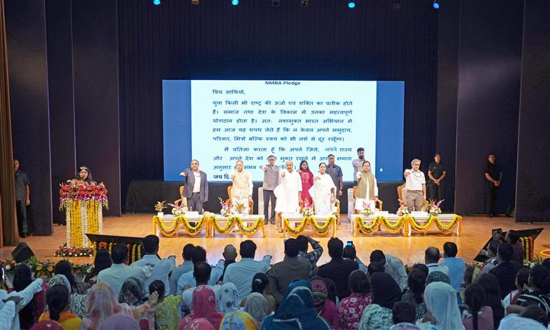 The Union Minister for Social Justice and Empowerment, Dr. Virendra Kumar administering the NMBA (Nasha Mukt Bharat Abhiyaan) pledge towards creating a drug-free society and a drug-free India during the Safai-Mitra Suraksha Evam Samman Shivir with the theme “Samman Safai Mitron Ka, Sankalp Swachh Bharat Ka” under the Swachhata Hi Seva 2026 Campaign, in New Delhi on September 30, 2026.