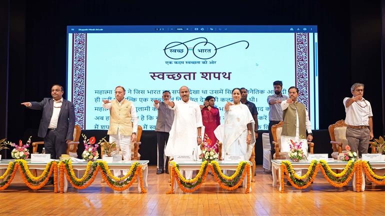 The Union Minister for Social Justice and Empowerment, Dr. Virendra Kumar administering the NMBA (Nasha Mukt Bharat Abhiyaan) pledge towards creating a drug-free society and a drug-free India during the Safai-Mitra Suraksha Evam Samman Shivir with the theme “Samman Safai Mitron Ka, Sankalp Swachh Bharat Ka” under the Swachhata Hi Seva 2026 Campaign, in New Delhi on September 30, 2026.