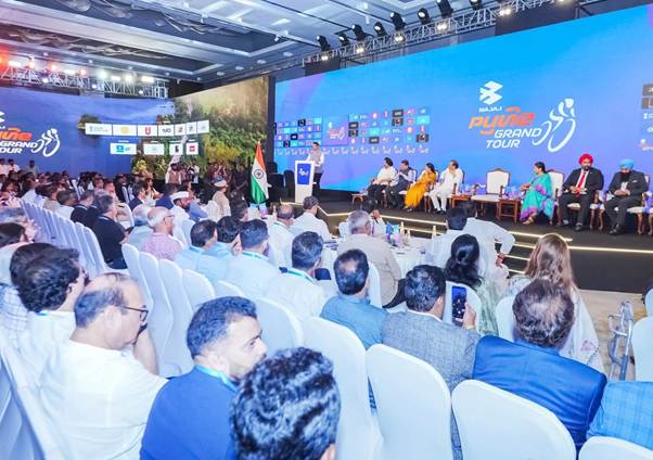 Chief Minister Devendra Fadnavis unveiling logo and jersey
