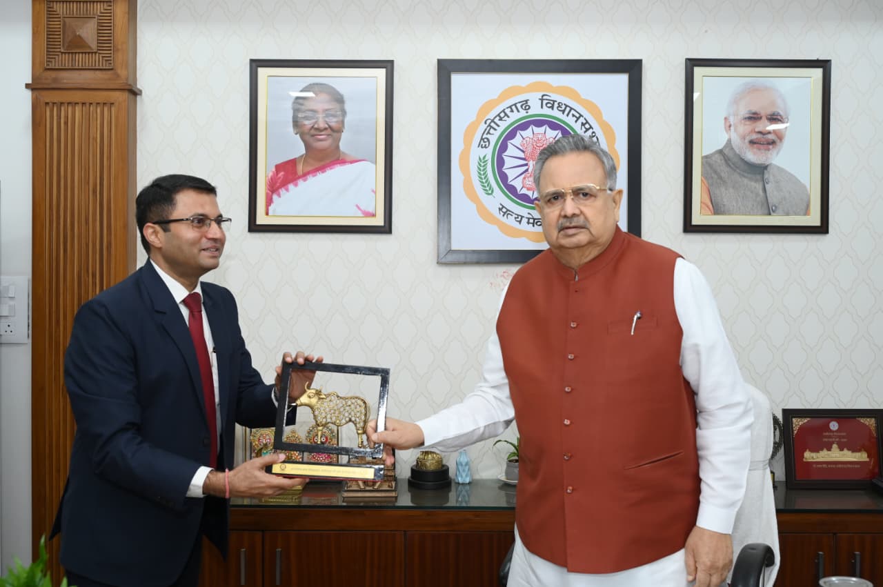 छत्तीसगढ़ विधानसभा अध्यक्ष डॉ रमन सिंह ने भरा स्व गणना का फार्म