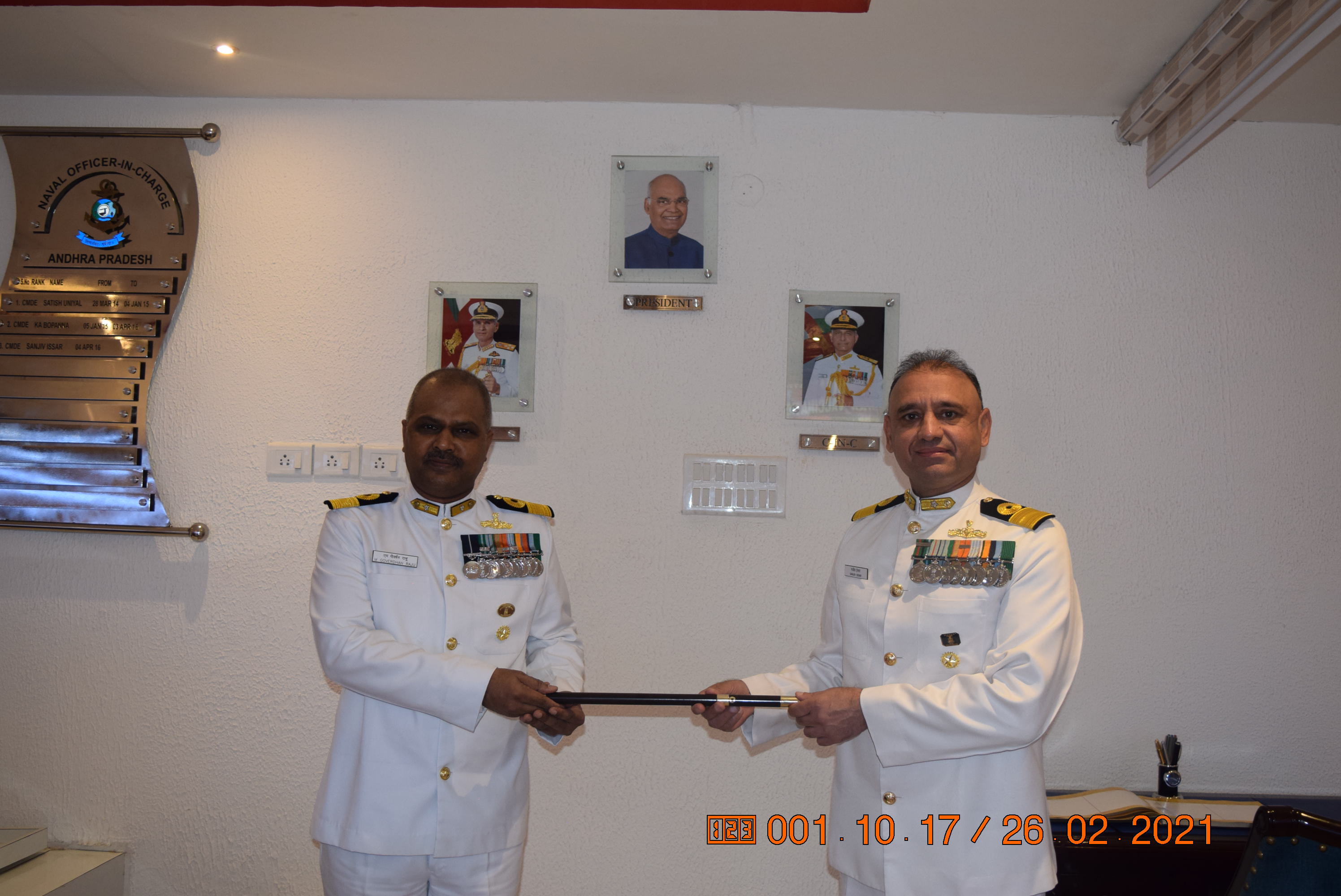 https://static.pib.gov.in/WriteReadData/userfiles/image/Cmde_MG_Raju__left__takes_over_as_the_Naval_Officer-in-Charge__Andhra_Pradesh__from_Commodore_Sanjiv_Issar__right_2CUM.JPG