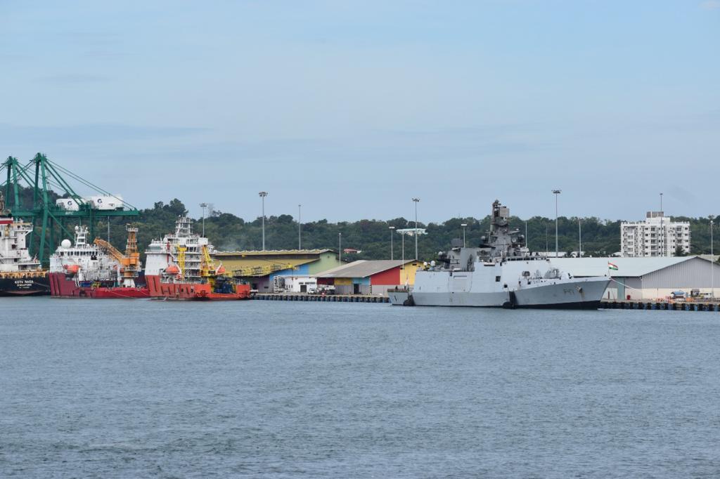 भारतीय नौसेना के जहाज शिवालिक और कदमत द्विपक्षीय संबंधों को आगे बढ़ाने के लिए ब्रुनेई पहुंचे