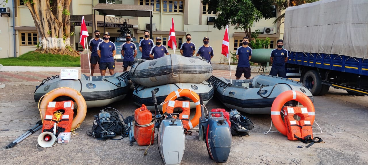 https://static.pib.gov.in/WriteReadData/userfiles/image/Indian_Navy_Diving_Teams_getting_ready_for_Flood_Relief_Ops__2_E4ML.jpg