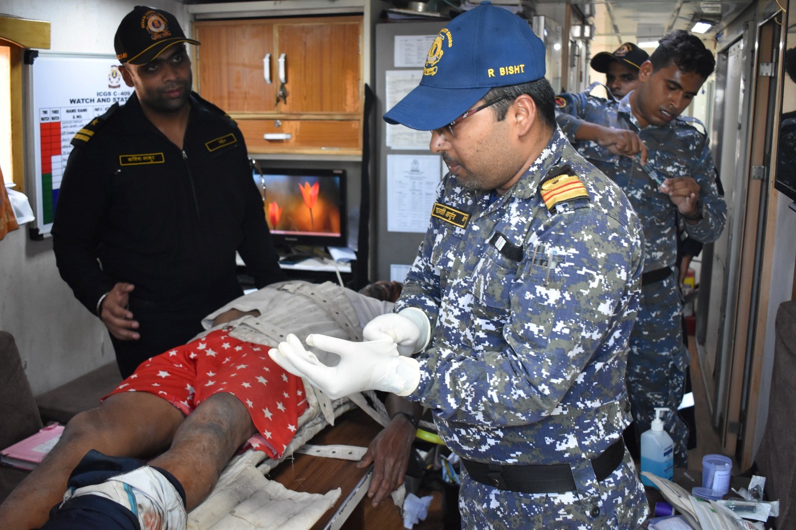 भारतीय तटरक्षक बल ने खंभात की खाड़ी में मतिउरुक नाव से गंभीर रूप से घायल चालक दल के सदस्य को सुरक्षित बचाया।