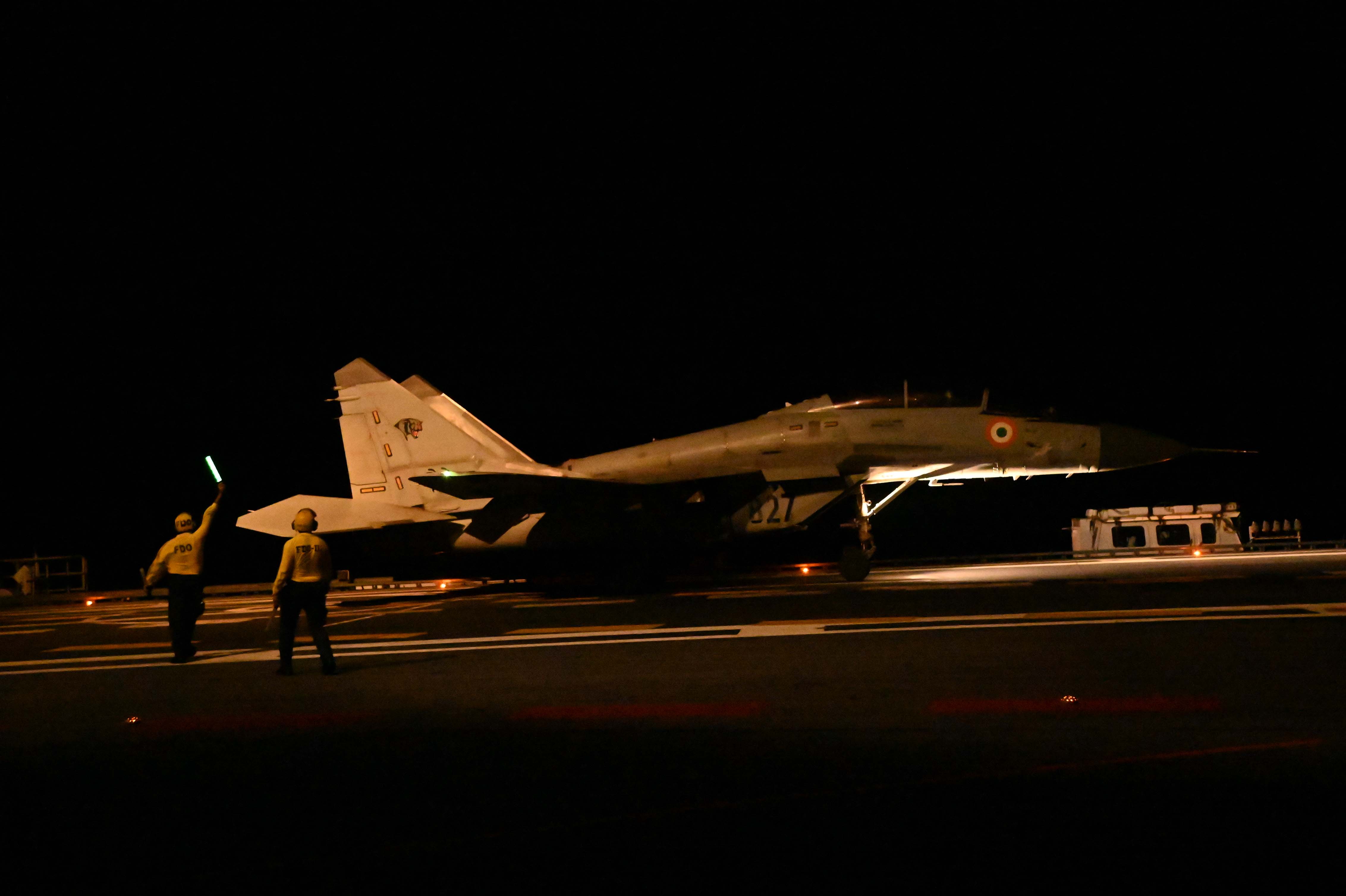 मिग-29के ने आईएनएस विक्रांत पर रात में लैंडिंग की
