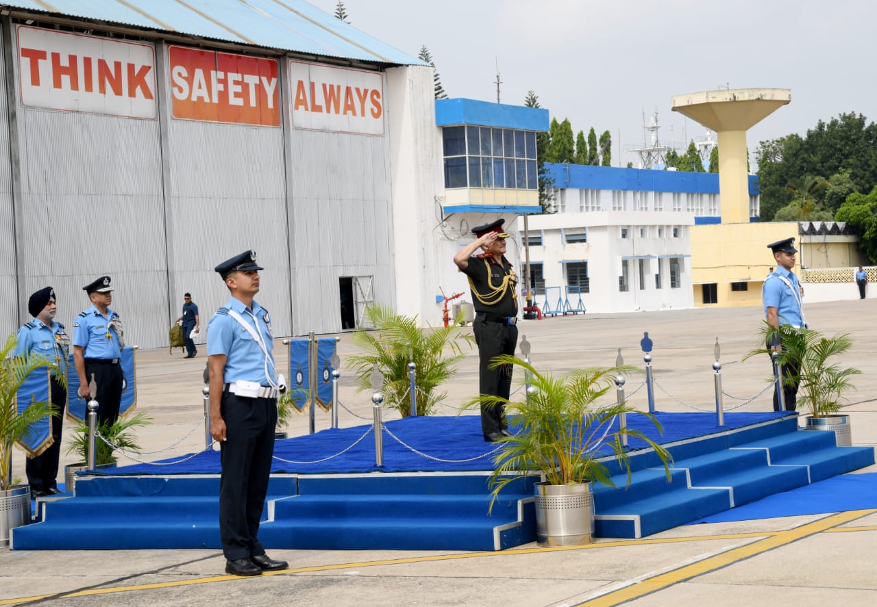 सीडीएस जनरल अनिल चौहान यांनी बेंगळुरूमधील विमाने आणि प्रणाली चाचणी आस्थापना तसेच वायु सेना चाचणी वैमानिक विद्यालयाला दिली भेट