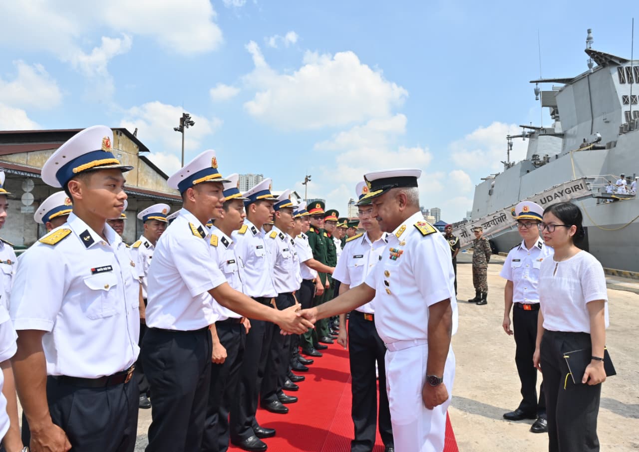 INS Udaygiri and INS Kavaratti arrive in Vietnam for naval exchanges news image