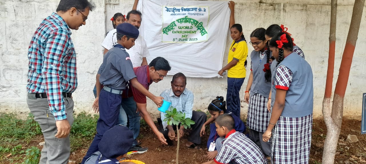 https://static.pib.gov.in/WriteReadData/userfiles/image/Tree_Plantation_Drive_by_students_to_mark_World_Environment_Day2G1B.jpeg