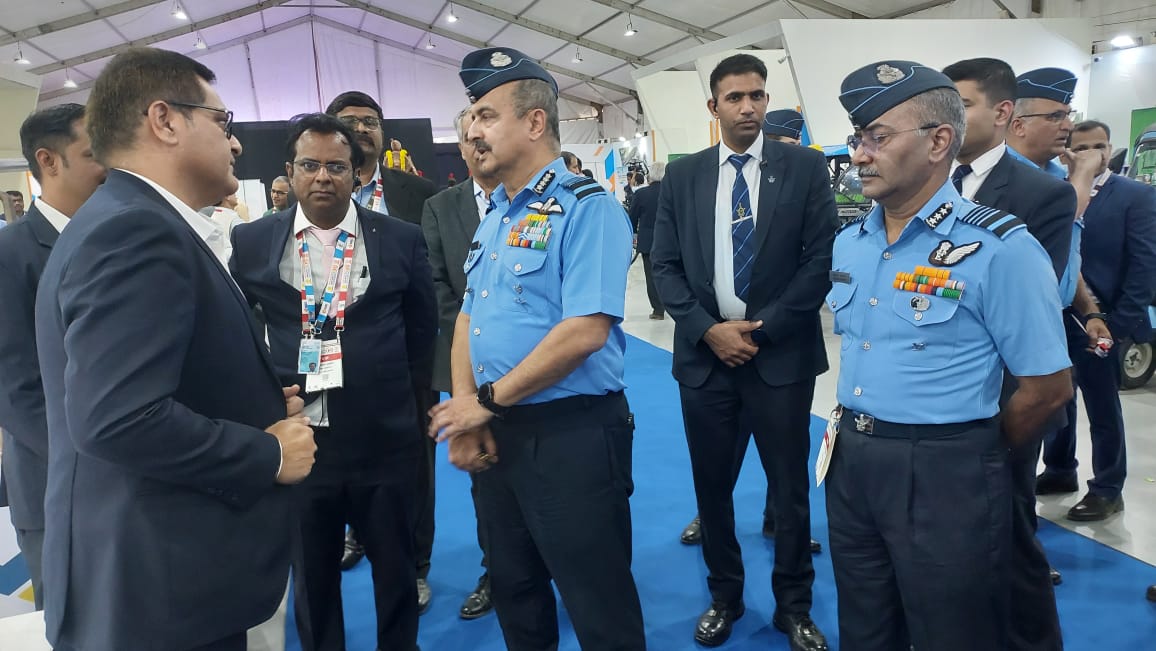 भारतीय वायुसेनेचे प्रमुख एअर चीफ मार्शल व्ही आर चौधरी यांनी पुण्यामध्ये आयोजित महाराष्ट्र एमएसएमई संरक्षण प्रदर्शन 2024 ला दिली भेट