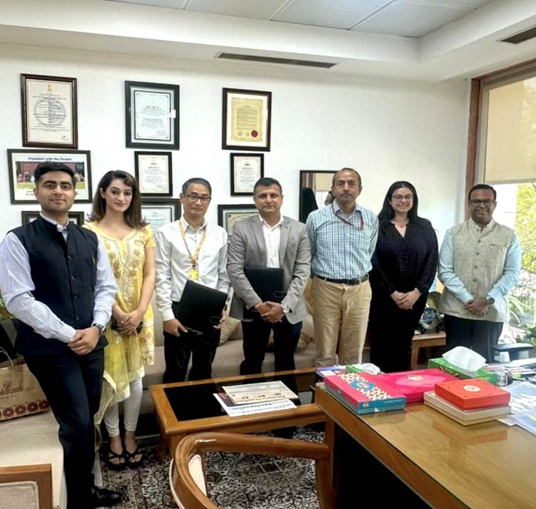 A group of people standing in a roomAI-generated content may be incorrect.