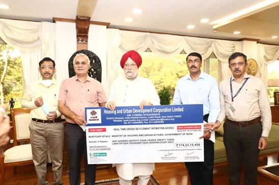 HUDCO hands over a cheque of Rs 174.23 Crore as final dividend to the Minister of Housing and Urban Affairs