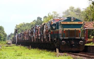 Shri B S Yediyurappa, Chief Minister of Karnataka and Shri Suresh C. Angadi, Minister of State of Railways flags off first ever RORO service of South Western Railway from Nelamangla (near Bengaluru) to Bale (near Solapur)