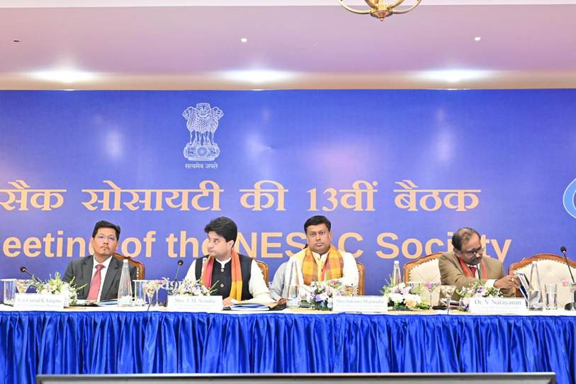 एक मेज पर बैठे पुरुषों का एक समूह - एआई द्वारा उत्पन्न सामग्री गलत हो सकती है।