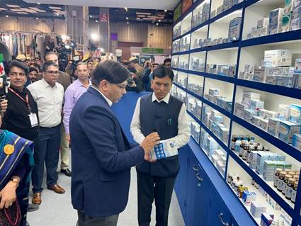Union Minister of Chemicals & Fertilizers Dr. Mansukh Mandaviya visited Jan Aushadhi Stall at trade fair