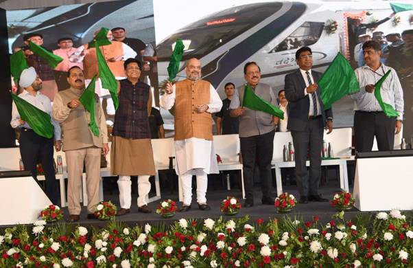 2. Vande Bharat flag off 03.10.19.JPG