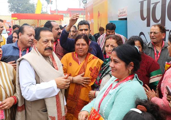 Union Minister Dr Jitendra Singh personally welcomes at Ayodhya devotees arriving by Special Katra-Vaishnodevi train