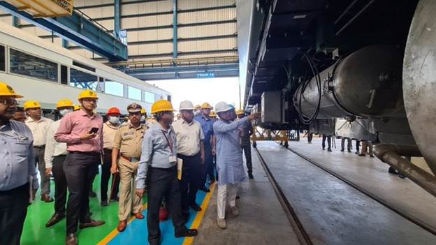 Shri Ashwini Vaishnaw inspects production of Vande Bharat Trains
