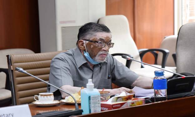 Minister of Labour and Employment Shri Santosh Gangwar releases pamphlets elaborating a slew of measures for welfare of workers and their family members during the pandemic