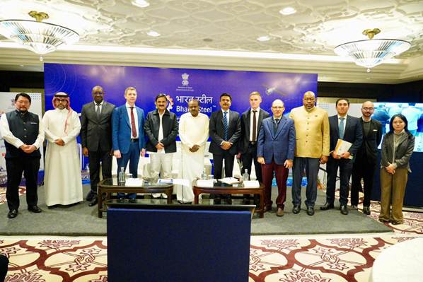 A group of people standing in a roomAI-generated content may be incorrect.