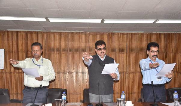 Sri Atul Bhatt CMD RINL administering pledge towards Zero Demurrage Campaign at RINL.jpg